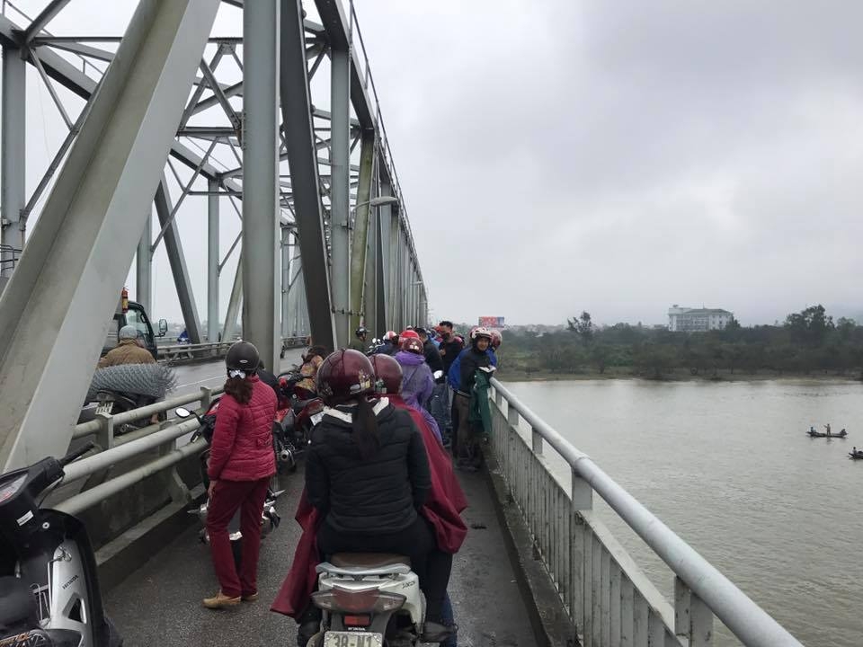 tim kiem tung tich nguoi phu nu nhay cau ben thuy trong dem