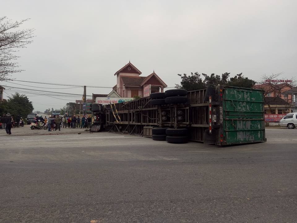 ha tinh xe container do ngang de chet nguoi dan ong