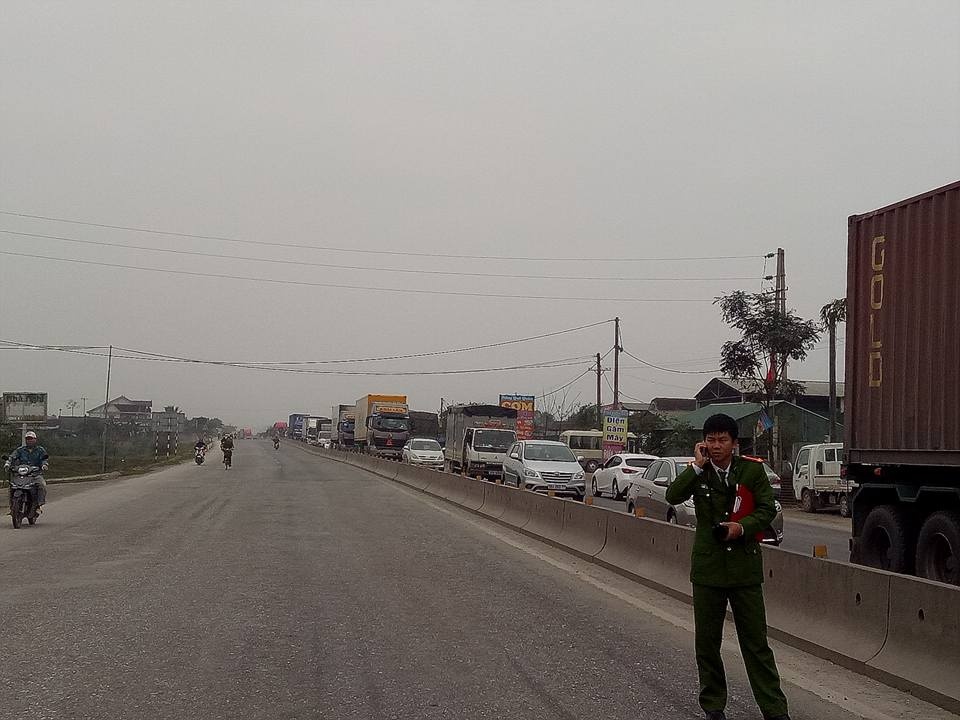 ha tinh xe container do ngang de chet nguoi dan ong