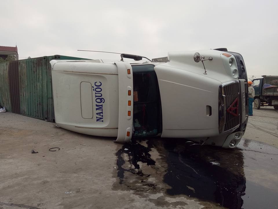 ha tinh xe container do ngang de chet nguoi dan ong