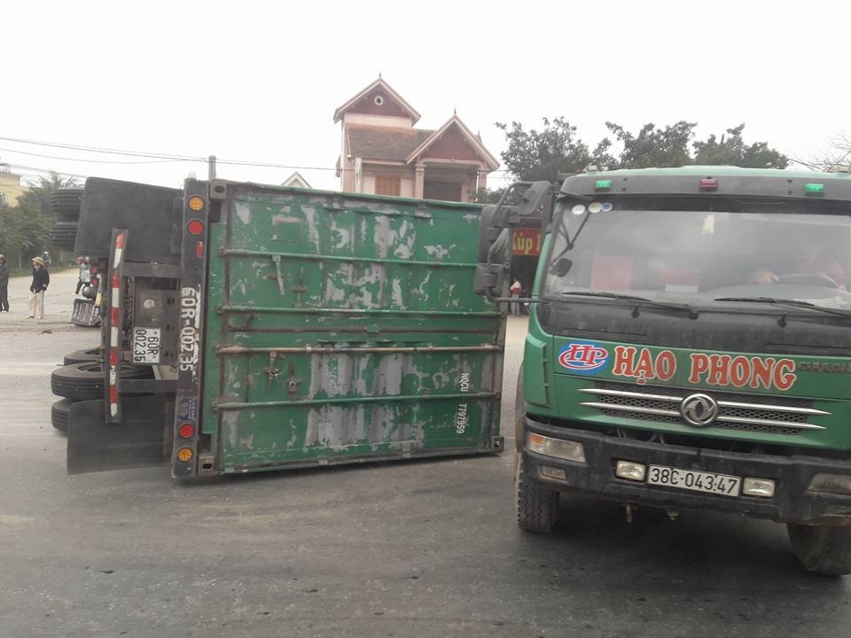 ha tinh xe container do ngang de chet nguoi dan ong