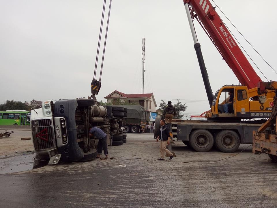 ha tinh xe container do ngang de chet nguoi dan ong
