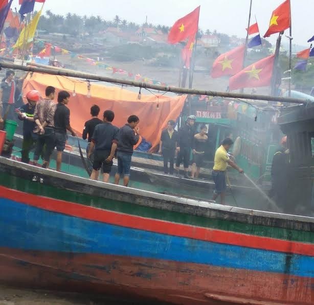 nghe an chiec tau ca dang neo dau tai cang bong dung boc chay