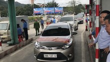 Dân tiếp tục đưa ô tô ra phản đối trạm thu phí cầu Bến Thủy