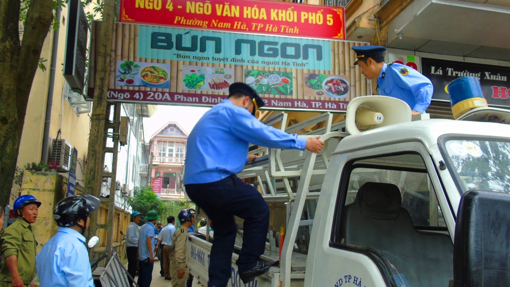 ha tinh ngay dau ra quan danh lai via he cho nguoi di bo