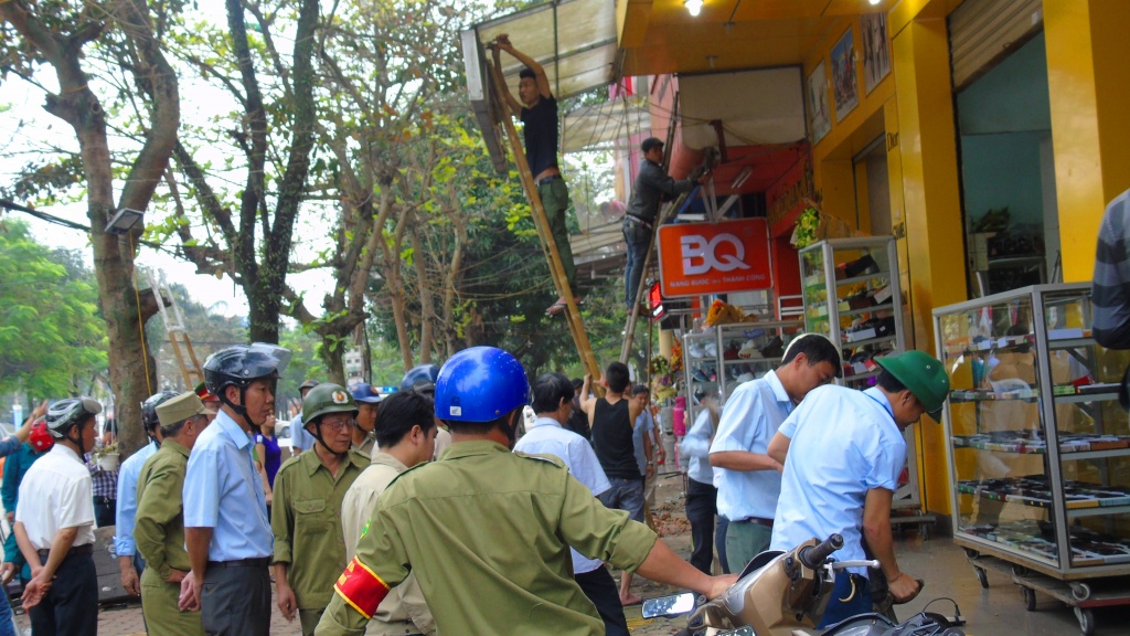 ha tinh ngay dau ra quan danh lai via he cho nguoi di bo