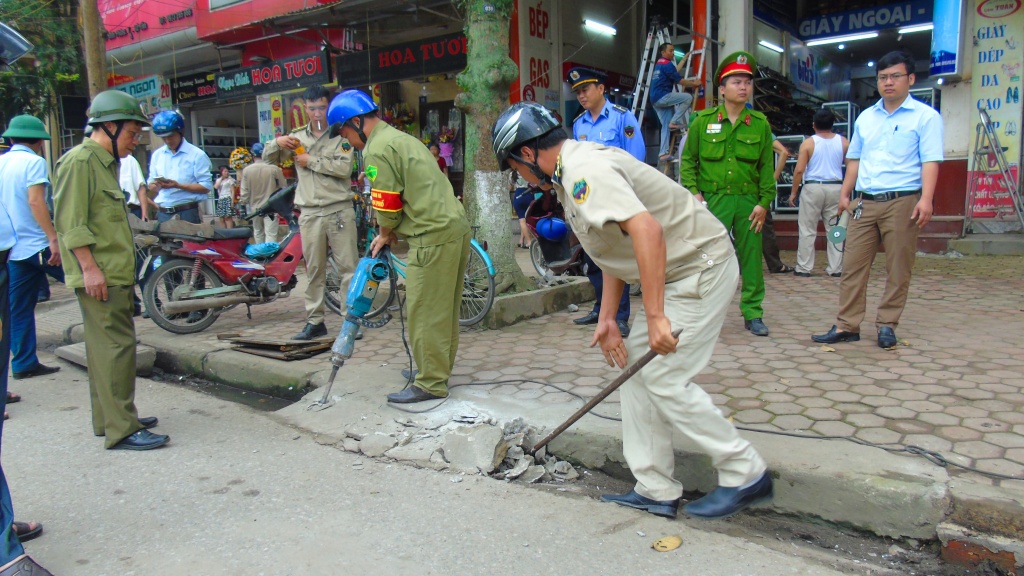 ha tinh ngay dau ra quan danh lai via he cho nguoi di bo