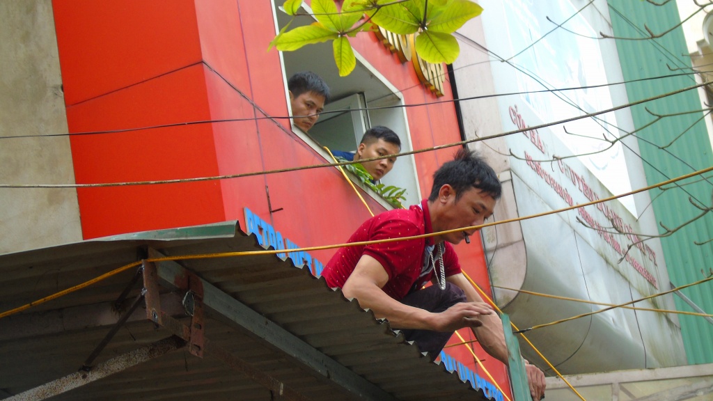 Hà Tĩnh dọn vỉa hè: 'Giờ lấy lại được đường đi, chúng tôi rất vui mừng' ha tinh ngay dau ra quan danh lai via he cho nguoi di bo