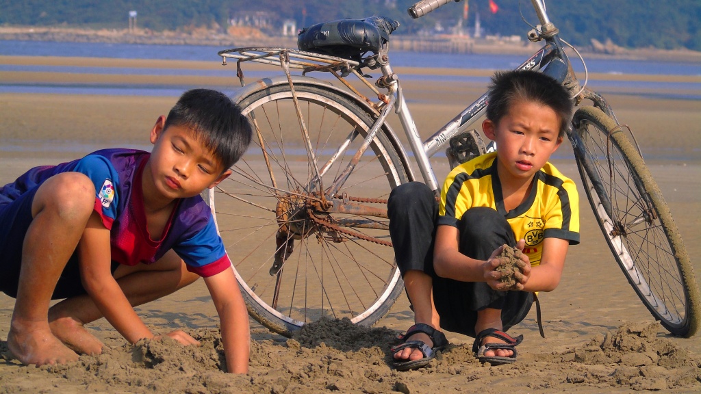 lan dan nhung dua tre vung bien dao cat tim vang giua trua