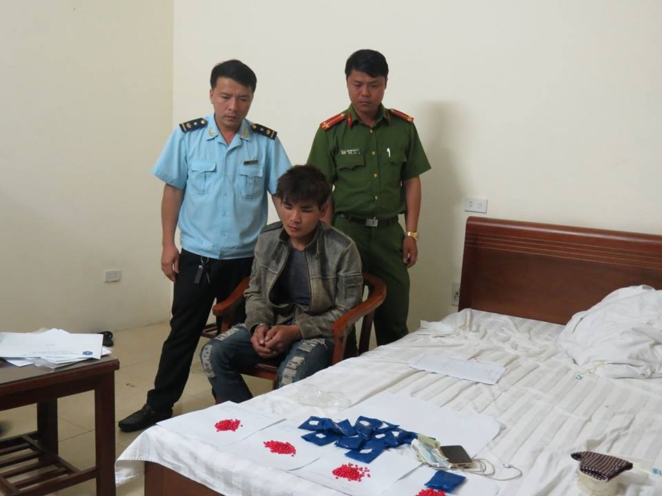 bat 9x mang hon 2000 vien hong phien vao khach san de ban