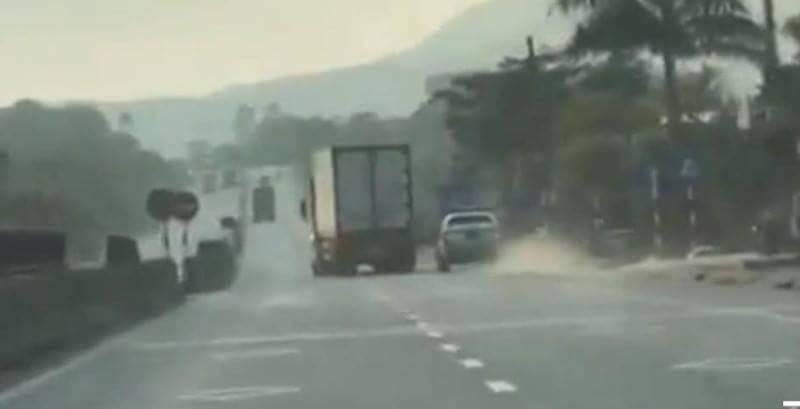 xe container chay qua toc do chen ep csgt tren quoc lo 1a