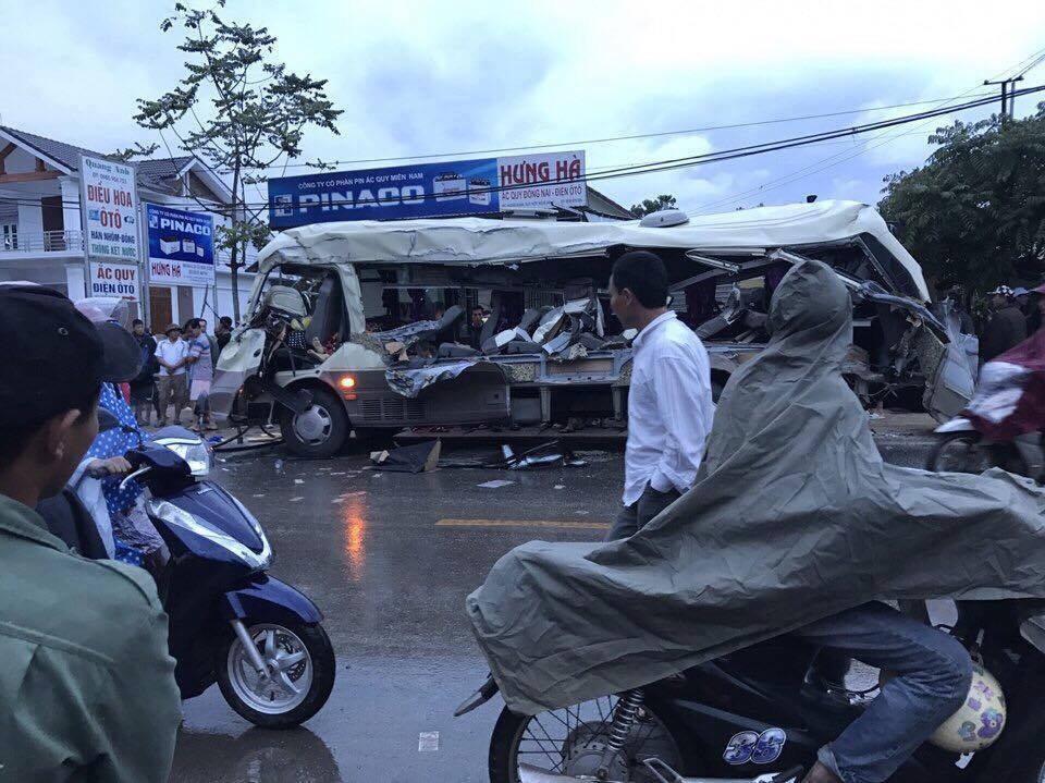 xe khach bi dam bep dum 3 nguoi tu vong va nhieu nguoi bi thuong