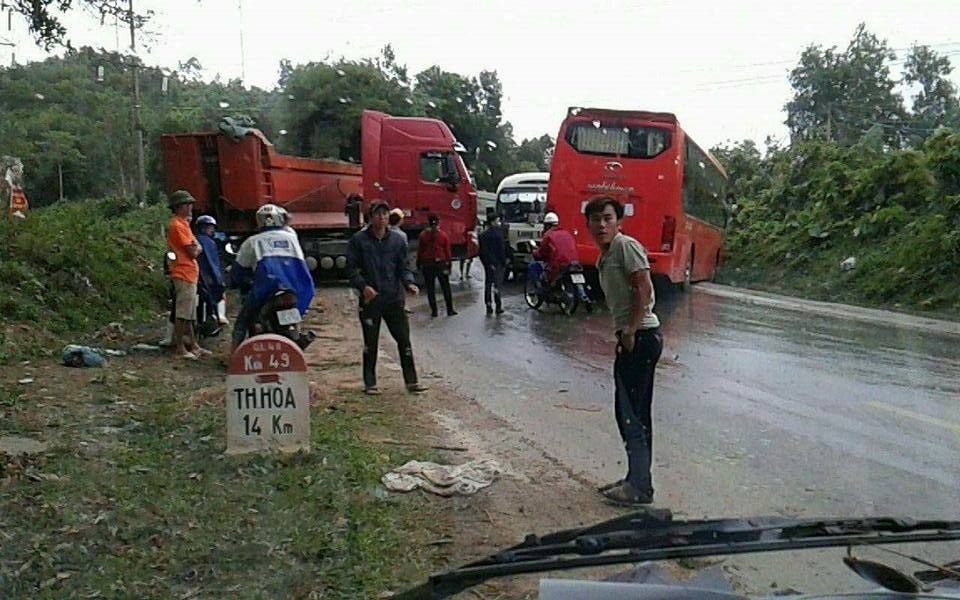 xe khach bi dam bep dum 3 nguoi tu vong va nhieu nguoi bi thuong