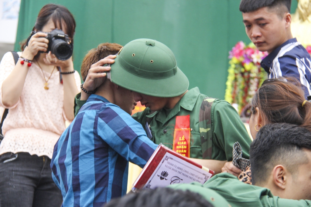 ha tinh nhung giot nuoc mat luu luyen tien tan binh len duong nhap ngu