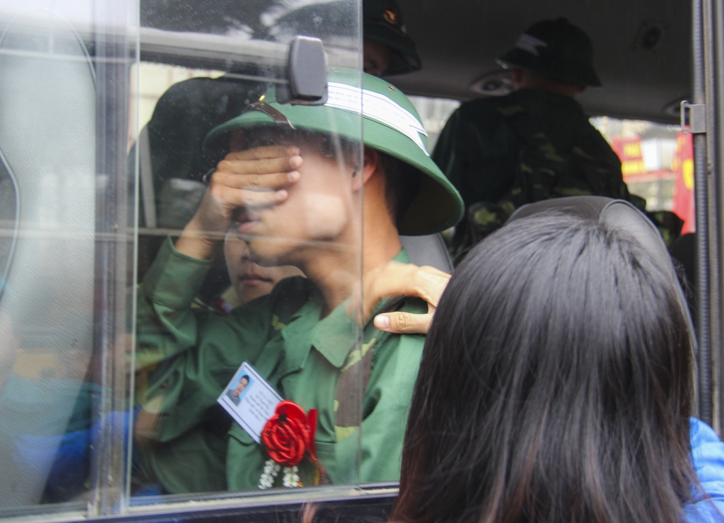 ha tinh nhung giot nuoc mat luu luyen tien tan binh len duong nhap ngu