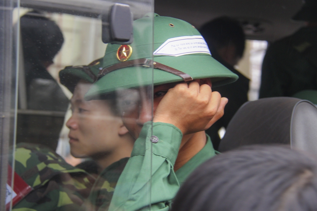 ha tinh nhung giot nuoc mat luu luyen tien tan binh len duong nhap ngu
