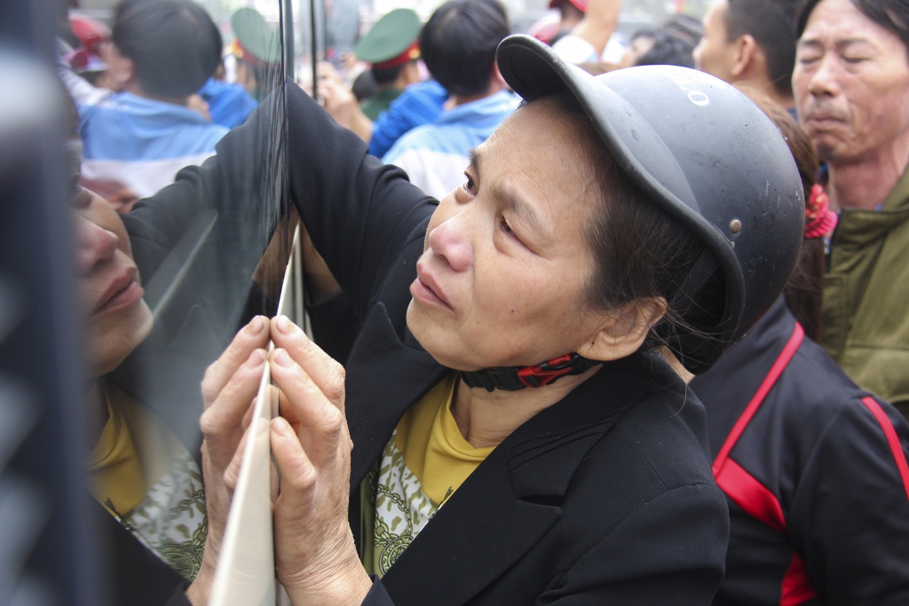 ha tinh nhung giot nuoc mat luu luyen tien tan binh len duong nhap ngu