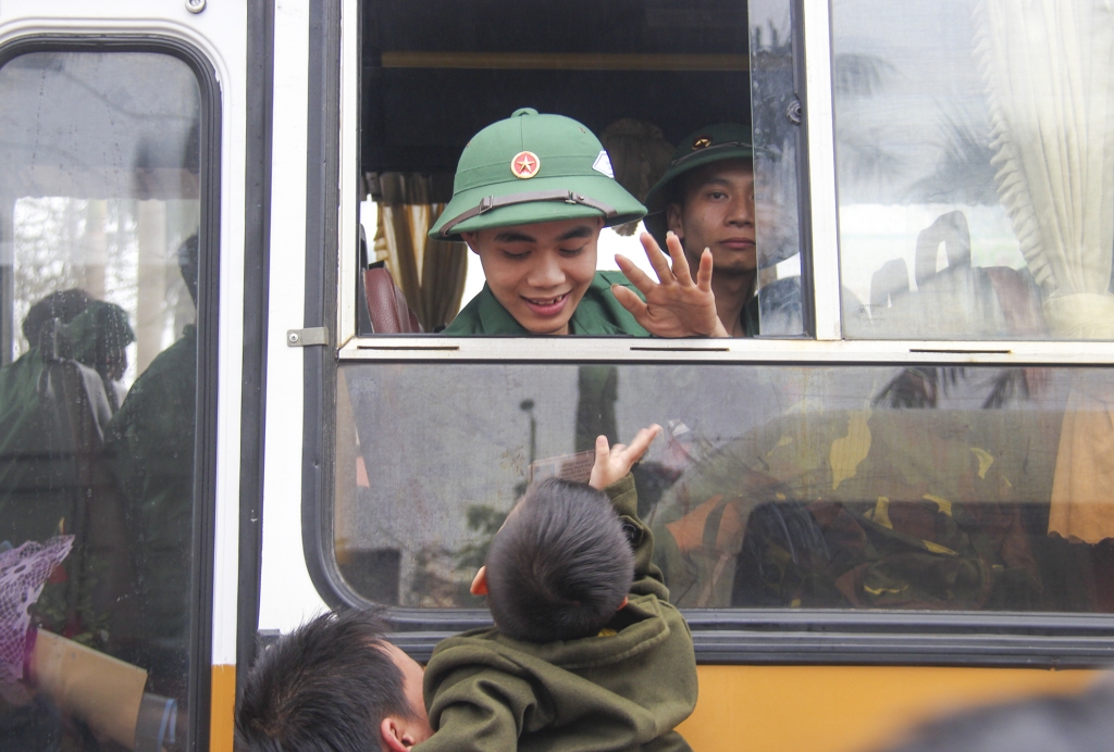 ha tinh nhung giot nuoc mat luu luyen tien tan binh len duong nhap ngu