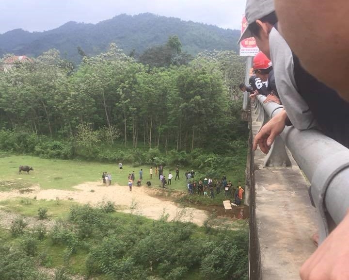 nam sinh tu vong duoi chan cau