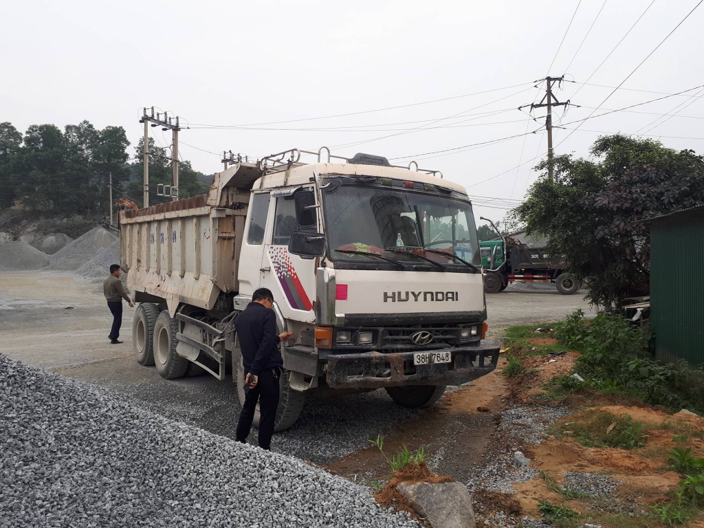 ha tinh xe tai khong nguoi lai tu troi 3 nguoi thuong vong tai mo da