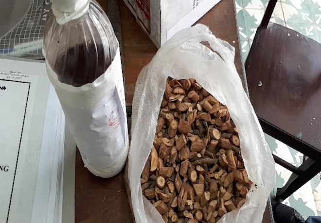 3 người tử vong, 1 người nhập viện sau bữa cơm: Rượu có ngâm cây lá ngón 3 nguoi tu vong 1 nguoi nhap vien sau bua com ruou co ngam cay la ngon