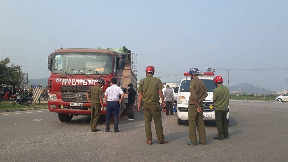 tren duong di kham benh thai phu cung con trai 4 tuoi tu vong duoi gam xe tai