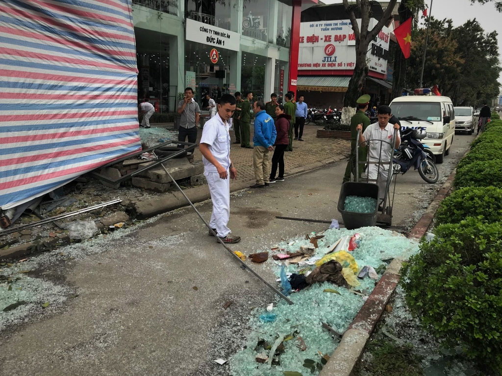 khung canh tan hoang trong vu no nha hang o tp vinh trong dem