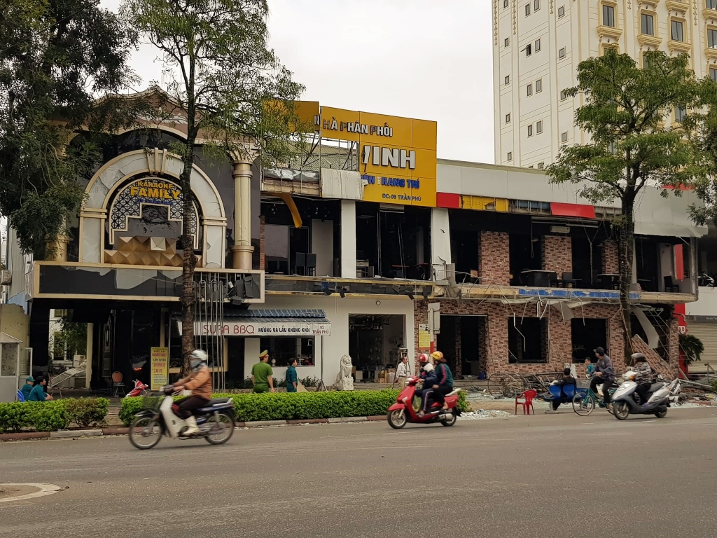 khung canh tan hoang trong vu no nha hang o tp vinh trong dem