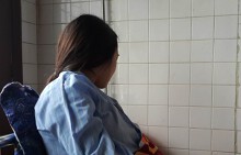 Giáo viên thực tập mang thai bị phụ huynh đánh chảy máu trong, cạnh nhau thai còn nhiều điểm tụ máu