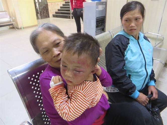 vu chau be 2 tuoi bi bo duong bao hanh bac si thong tin ve vu viec