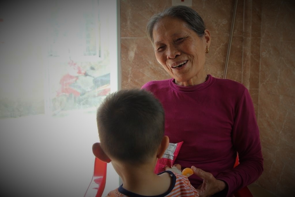 ba ngoai be trai 2 tuoi bi bo duong bao hanh du co an com cham muoi vo chong toi cung khong de chau phai kho them nua