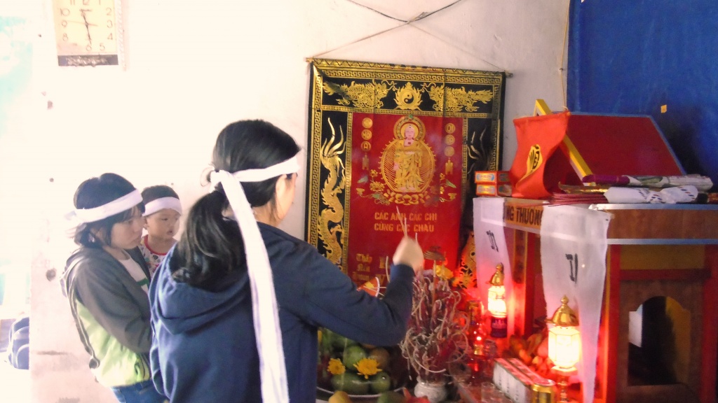 rot nuoc mat truoc bi canh gia dinh cua co be hien tang me cuu song nguoi