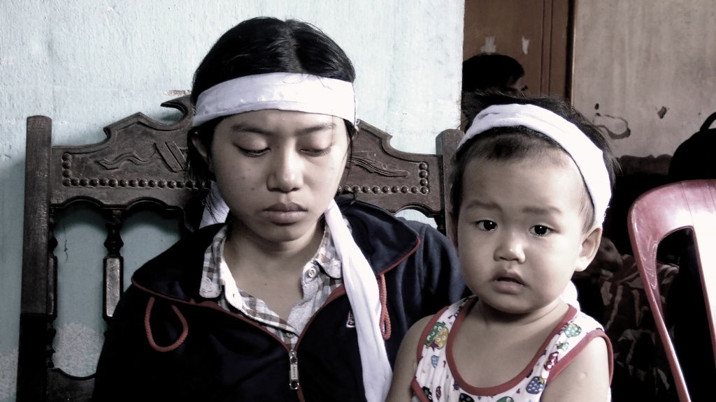 rot nuoc mat truoc bi canh gia dinh cua co be hien tang me cuu song nguoi