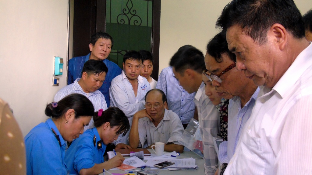 nguoi dan vui mung xep hang cho lam thu tuc cap the mien phi qua cau ben thuy 1
