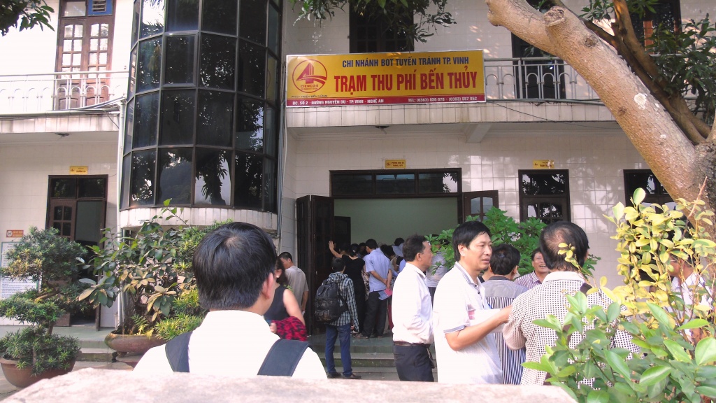 nguoi dan vui mung xep hang cho lam thu tuc cap the mien phi qua cau ben thuy 1