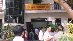 Miễn phí qua cầu Bến Thủy 1: Người dân phấn khởi đi làm thẻ