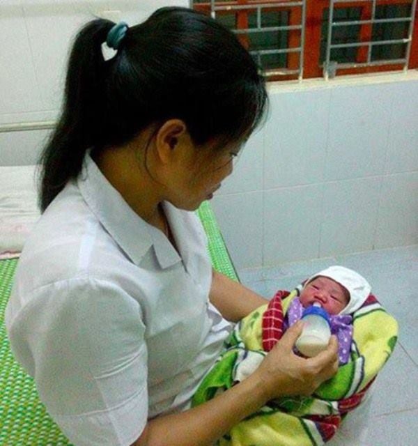phat hien be gai so sinh con nguyen day ron bi bo roi