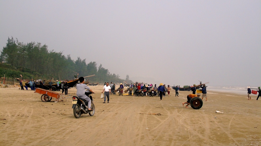 nhon nhip khung canh luc binh minh tai mot goc bien ha tinh