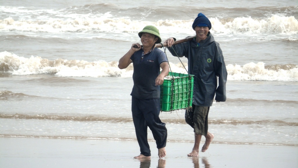 nhon nhip khung canh luc binh minh tai mot goc bien ha tinh