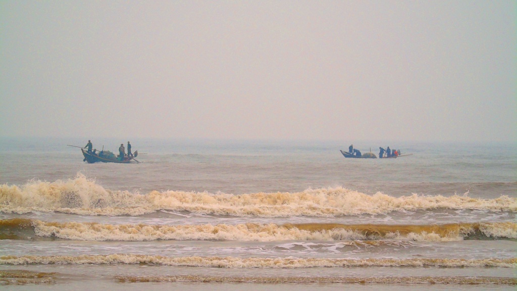 nhon nhip khung canh luc binh minh tai mot goc bien ha tinh
