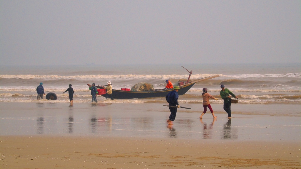 nhon nhip khung canh luc binh minh tai mot goc bien ha tinh