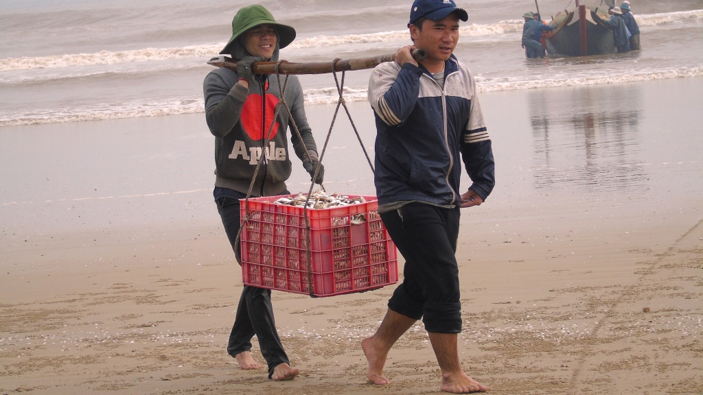 nhon nhip khung canh luc binh minh tai mot goc bien ha tinh