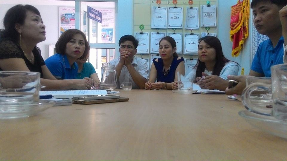 giao vien mam non bi phu huynh to dung dien thoai danh sung dau tre
