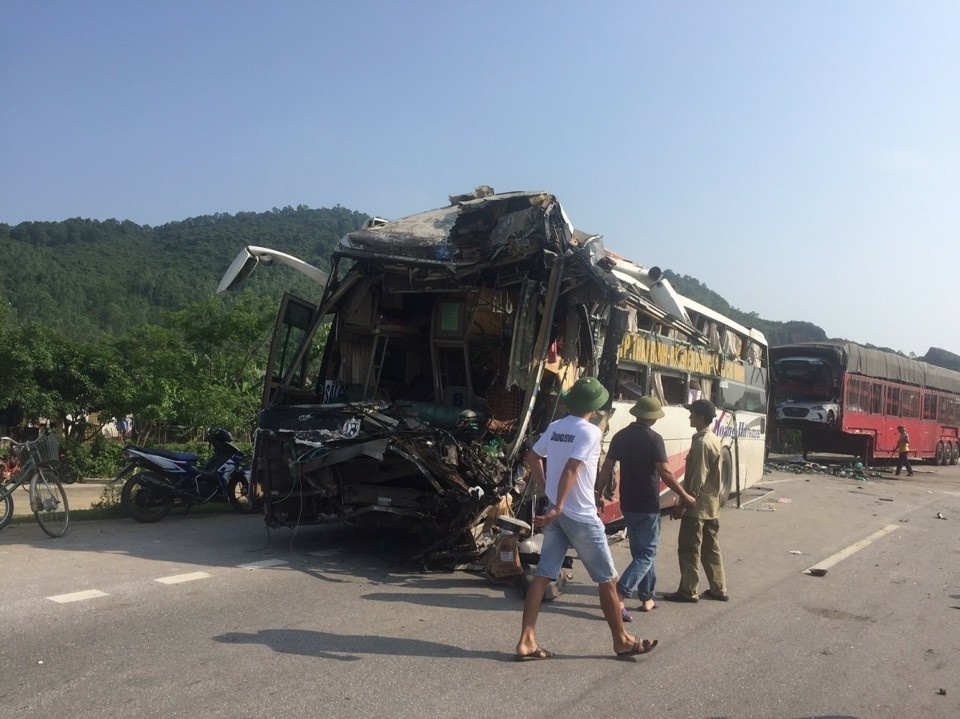 chay chung lan duong xe khach dam container nat bet nhieu nguoi thoat chet