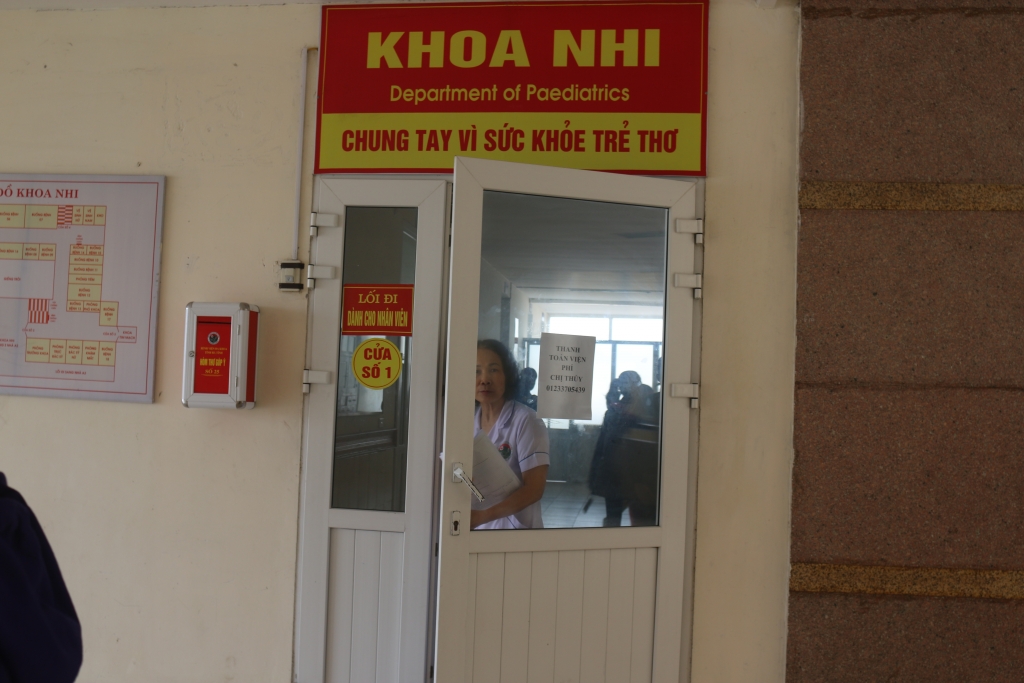 mot bac sy va sinh vien thuc tap bi nguoi nha benh nhan danh trong thuong
