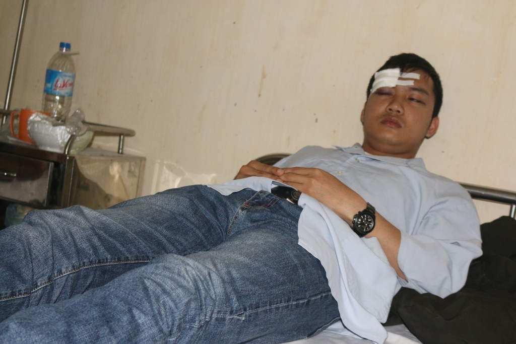 mot bac sy va sinh vien thuc tap bi nguoi nha benh nhan danh trong thuong