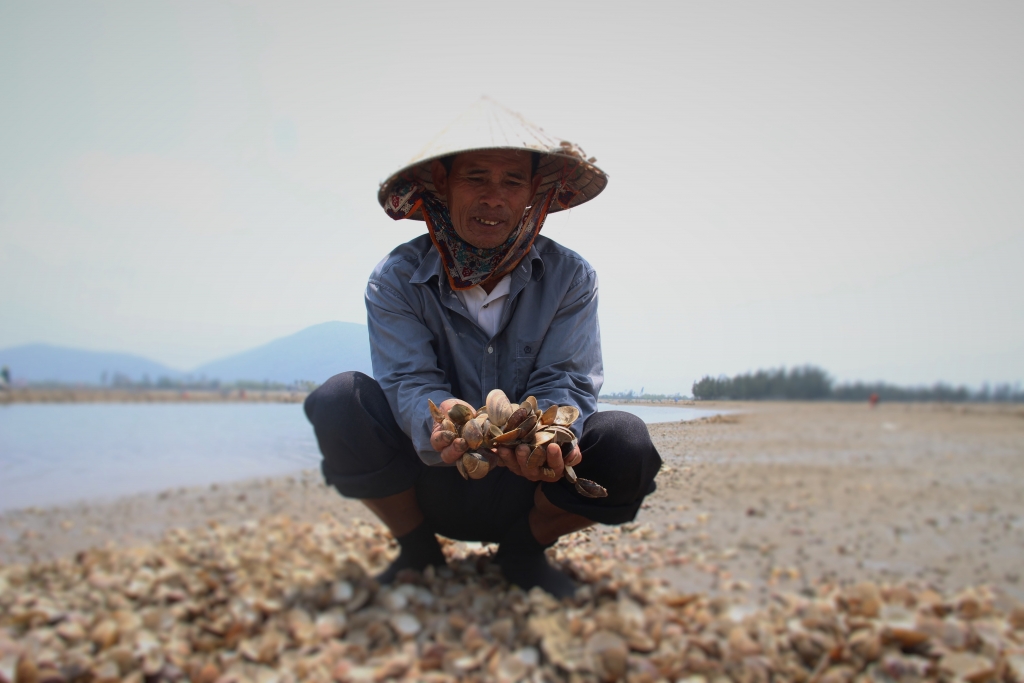 ngao bong nhien chet trang dan khoc than khi lam vao canh no nan