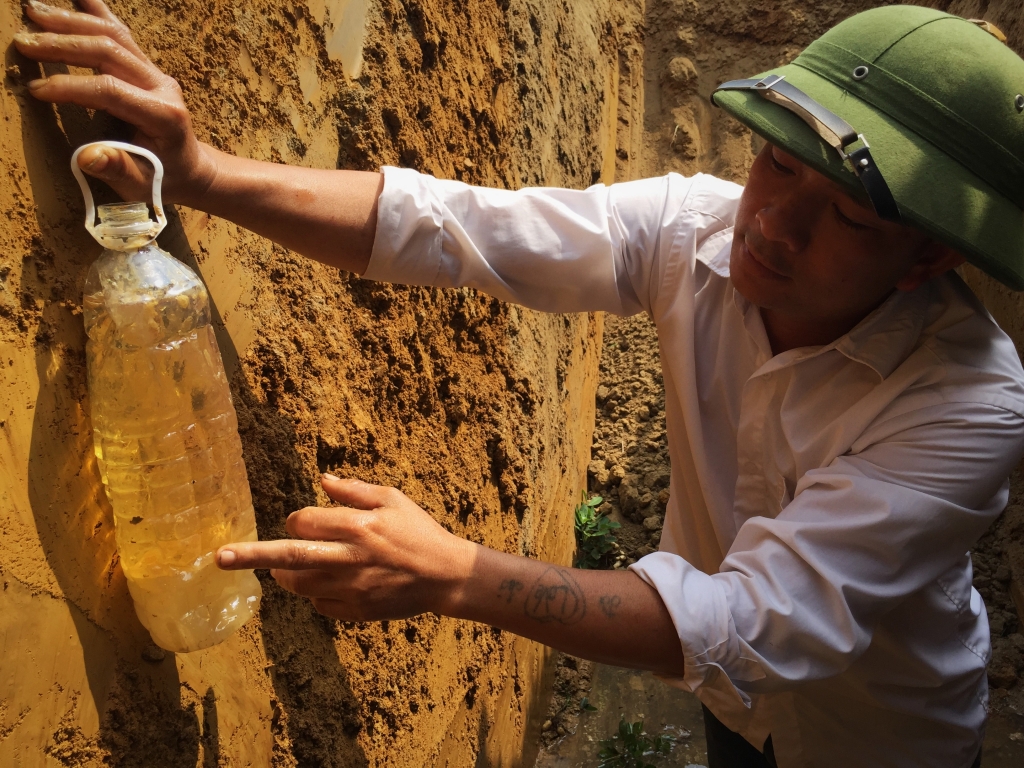 vu nuoc gieng hoa dau phat hien nguon mach dau chay ra tu duoi long dat