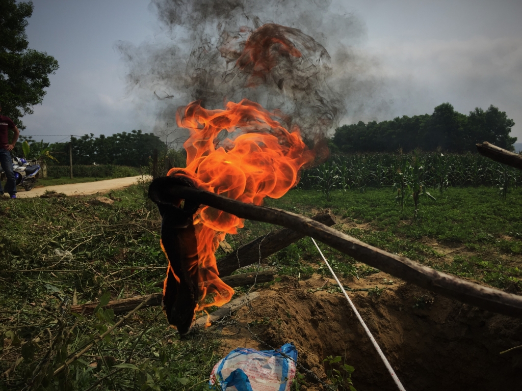 vu nuoc gieng hoa dau phat hien nguon mach dau chay ra tu duoi long dat