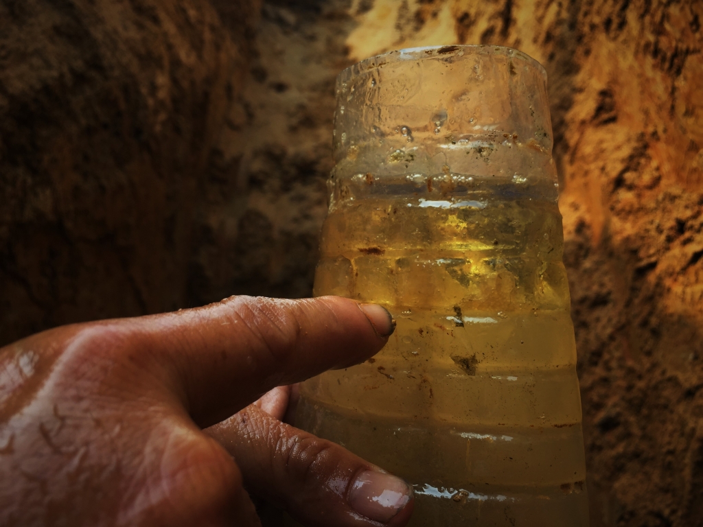 vu nuoc gieng hoa dau phat hien nguon mach dau chay ra tu duoi long dat